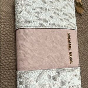 Michael Kors Pink and White Wallet like new smoke free home